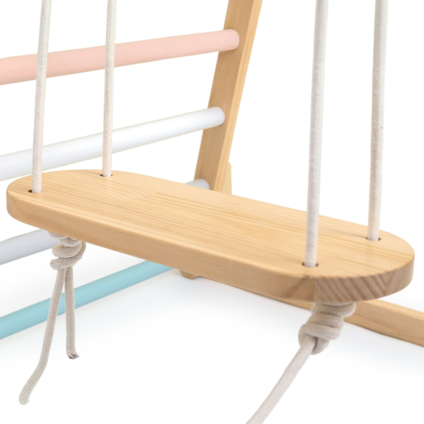 Ξύλινη εσωτερική παιδική χαρά με κούνια, γυμναστικούς κρίκους και δίχτυ αναρρίχησης