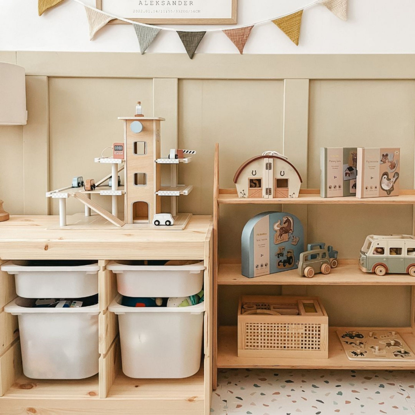 Ξύλινος τριώροφος χώρος στάθμευσης με ανελκυστήρα - γκαράζ με αυτοκίνητα και ελικόπτερο