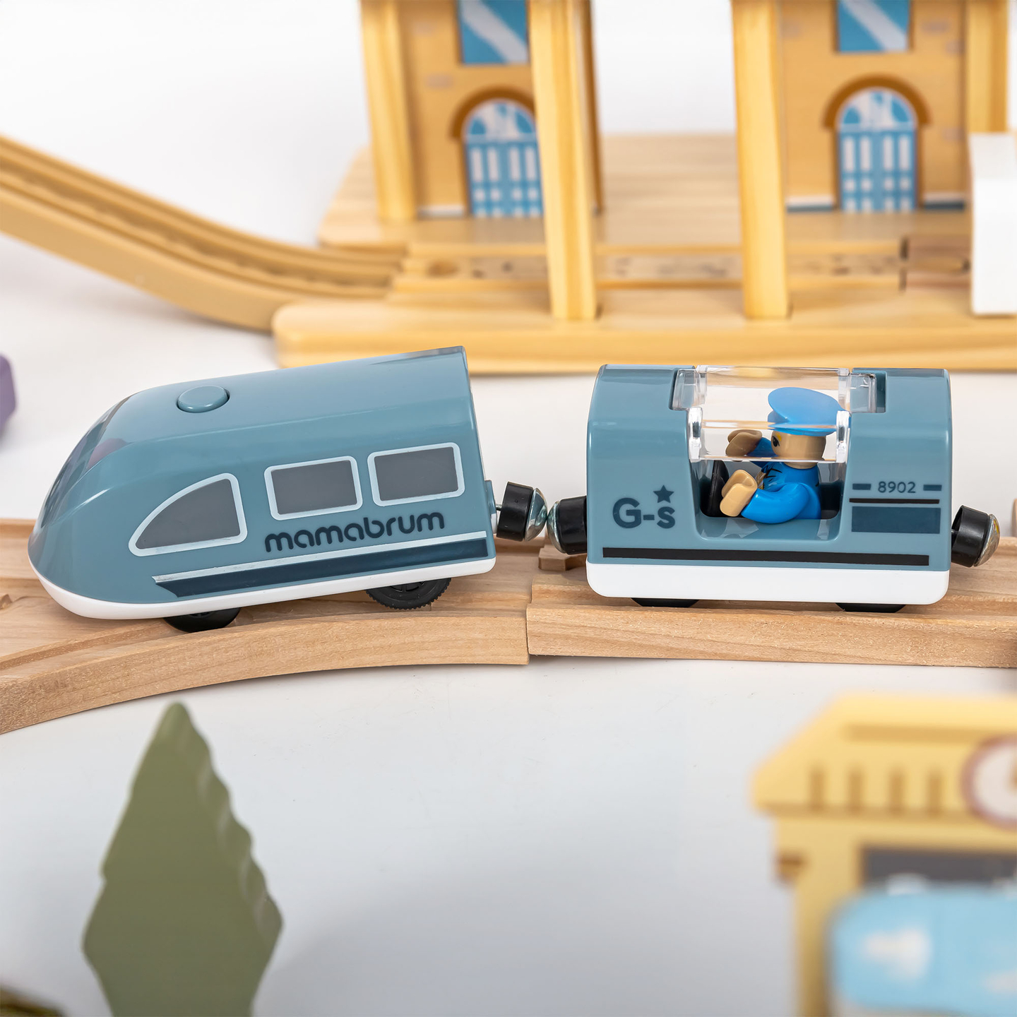 Ξύλινος σιδηρόδρομος πόλης με ηλεκτρικό τρένο - κινούμενος γερανός, πλοίο, γέφυρες