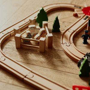 Ξύλινος σιδηρόδρομος, τρένο με μπαταρία - Πόλη: γραμμές, αυτοκίνητα, γέφυρα, αεροδρόμιο