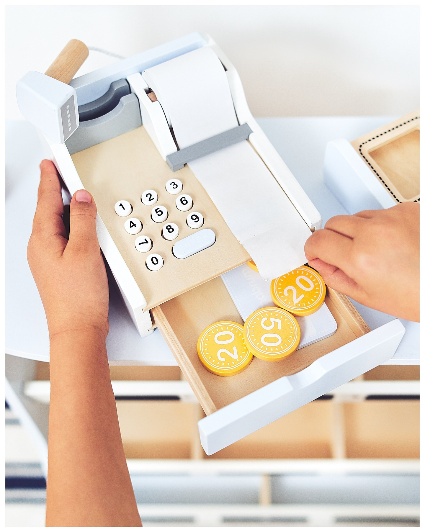 Κατάστημα λαχανικών - ξύλινος πάγκος με κιβώτια, ταμειακή μηχανή και τερματικό