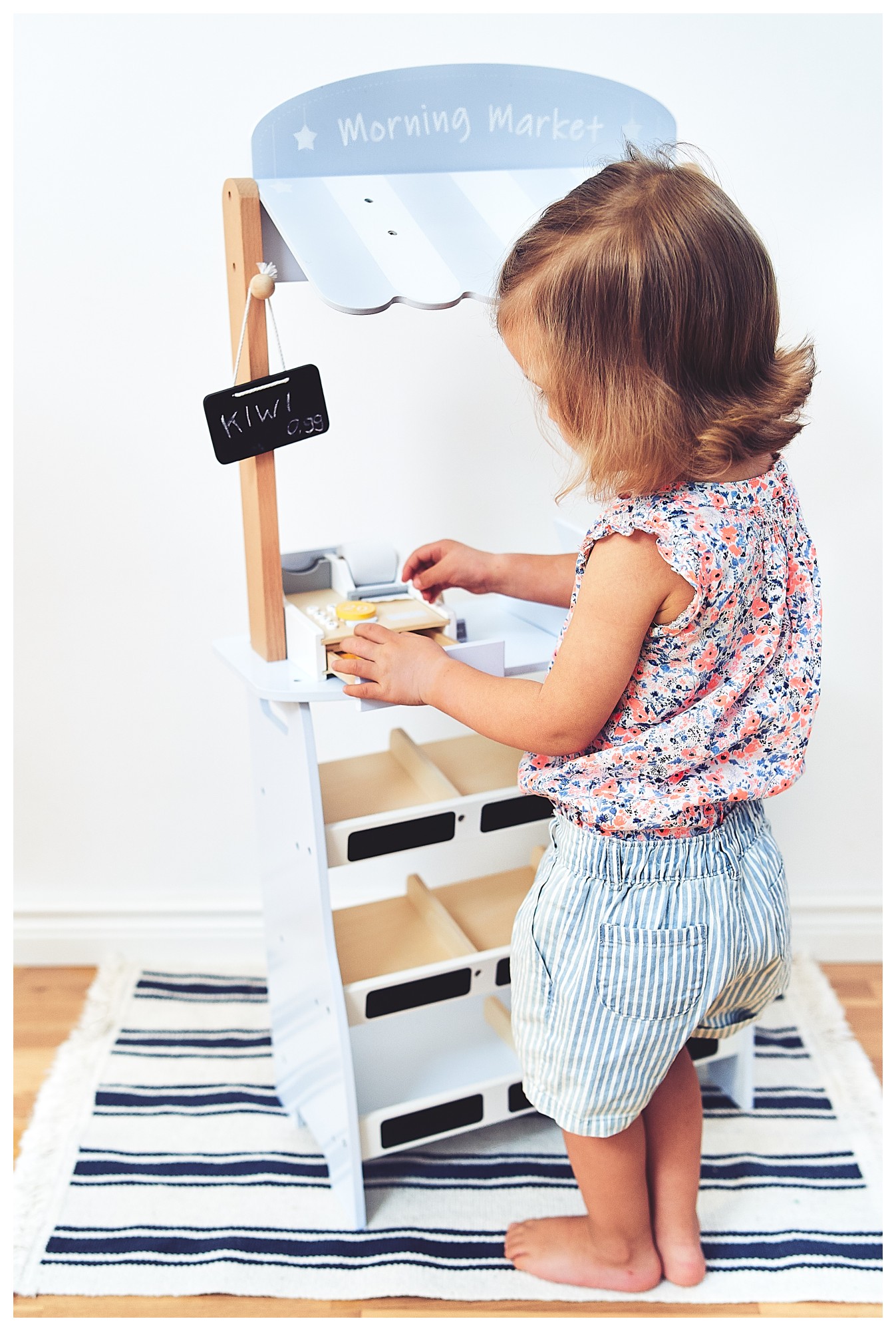 Κατάστημα λαχανικών - ξύλινος πάγκος με κιβώτια, ταμειακή μηχανή και τερματικό