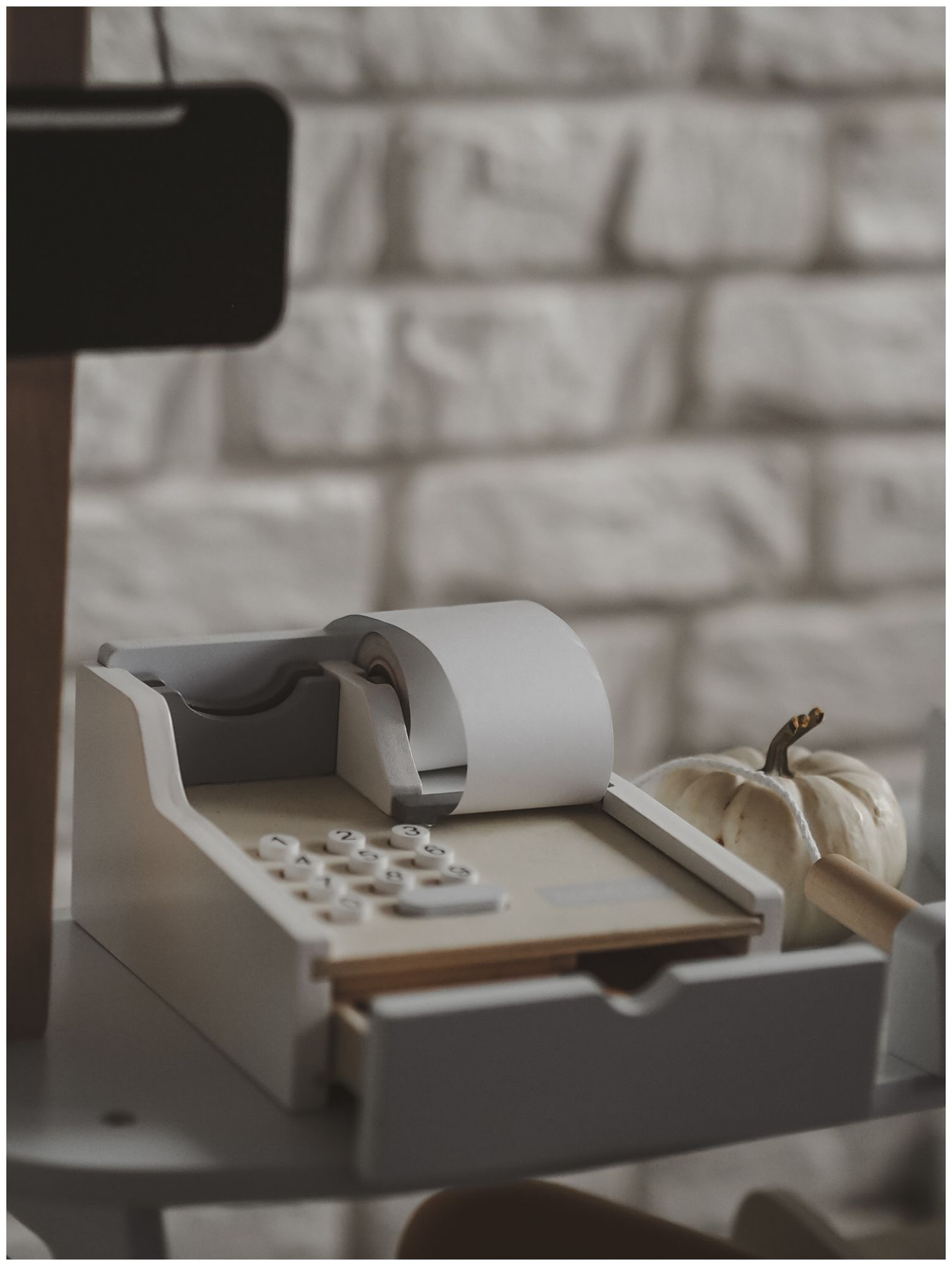 Κατάστημα λαχανικών - ξύλινος πάγκος με κιβώτια, ταμειακή μηχανή και τερματικό