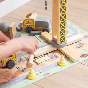 Ξύλινο εργοτάξιο με μεγάλο κινητό γερανό και οχήματα, γερανό πύργο