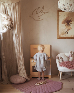 Ξύλινη κουζίνα με ποδιά, αξεσουάρ και φωτισμό LED