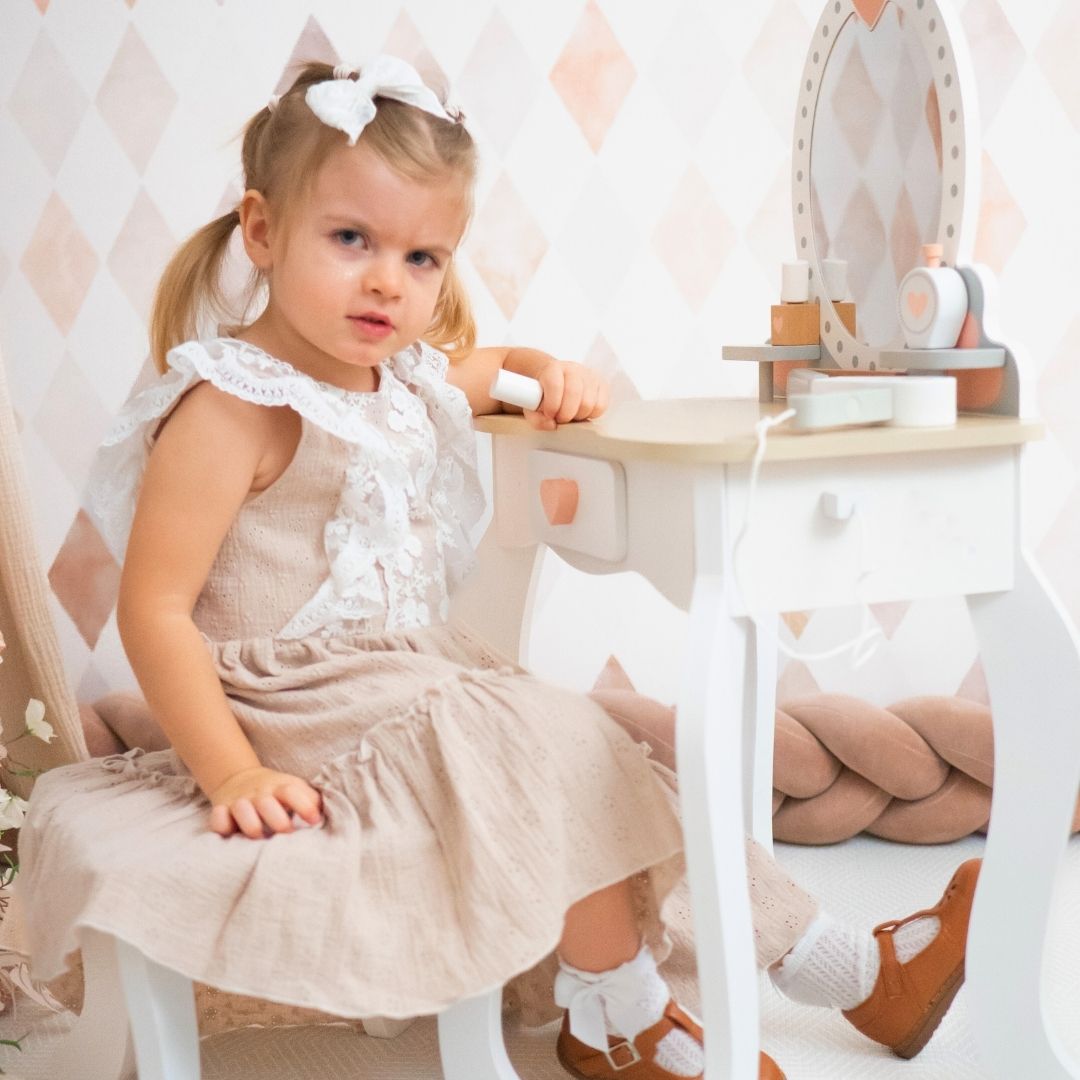 Ξύλινο κομοδίνο με σκαμπό και αξεσουάρ