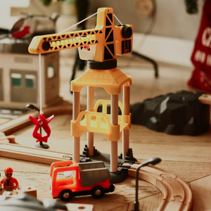 Ξύλινος σιδηρόδρομος, τρένο με μπαταρία - Πόλη: γραμμές, αυτοκίνητα, γέφυρα, αεροδρόμιο