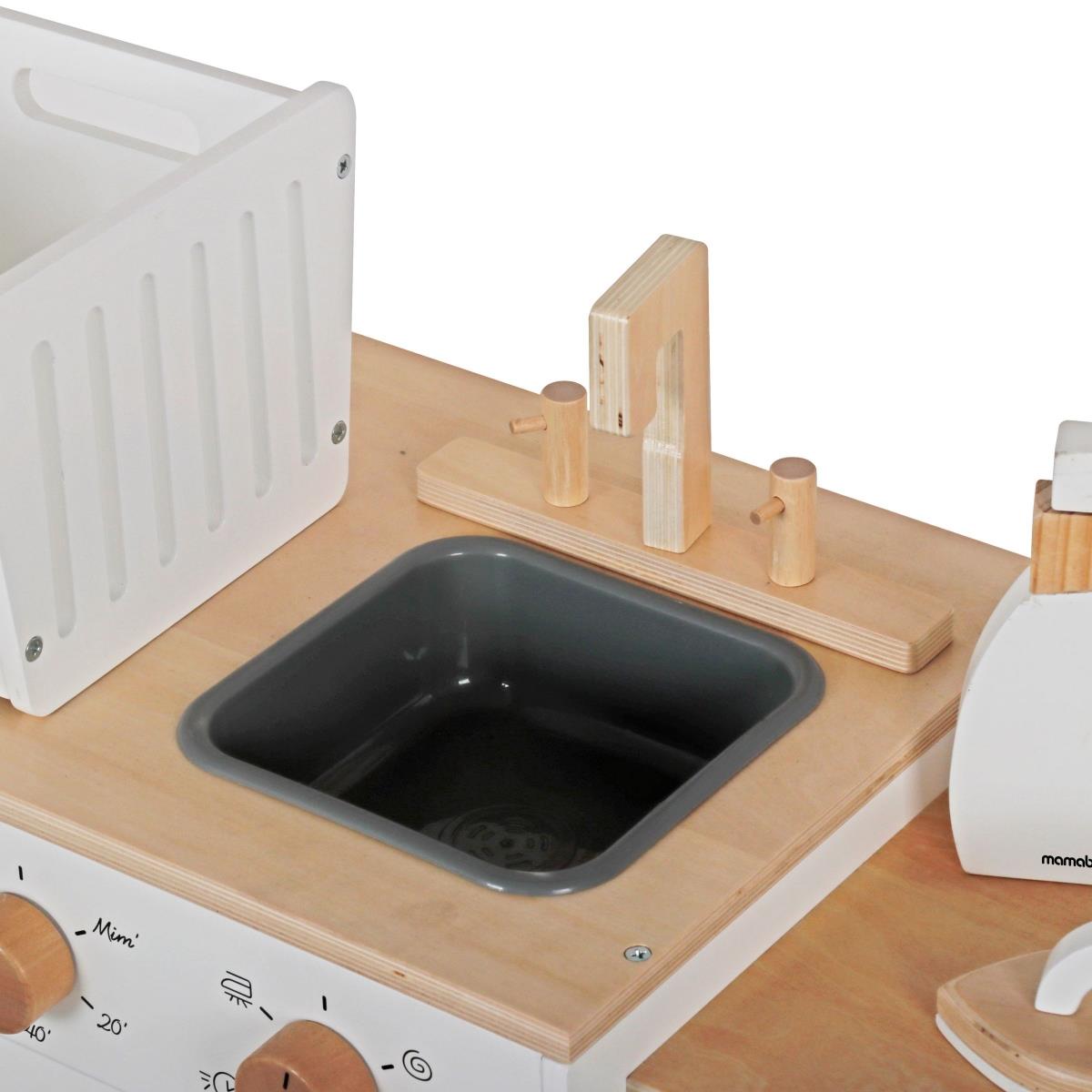 Ξύλινο πλυντήριο ρούχων με σίδερο, καλάθι και υγρό πλύσης