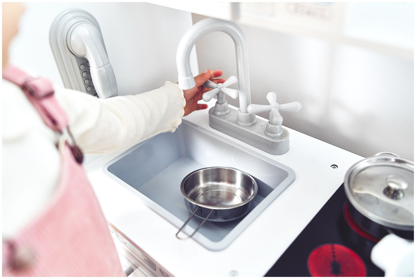 Μεγάλα ξύλινα λευκά αξεσουάρ κουζίνας και ποδιά