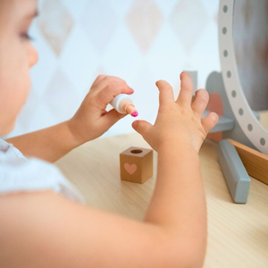 Ξύλινο κομοδίνο με σκαμπό και αξεσουάρ