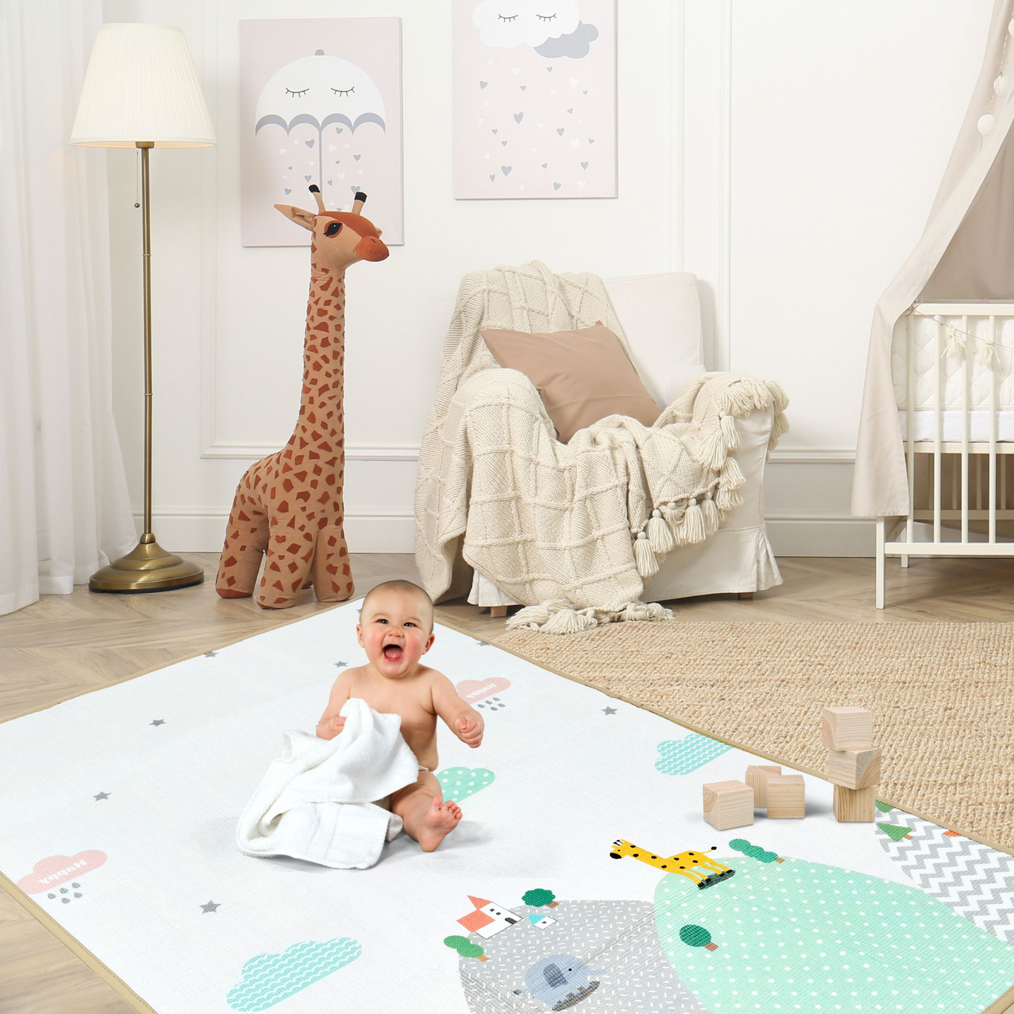 Στρώμα αφρού διπλής όψης - δάσος σε λόφο / ηλιόλουστη πόλη