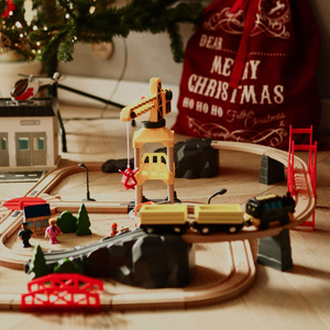 Ξύλινος σιδηρόδρομος, τρένο με μπαταρία - Πόλη: γραμμές, αυτοκίνητα, γέφυρα, αεροδρόμιο