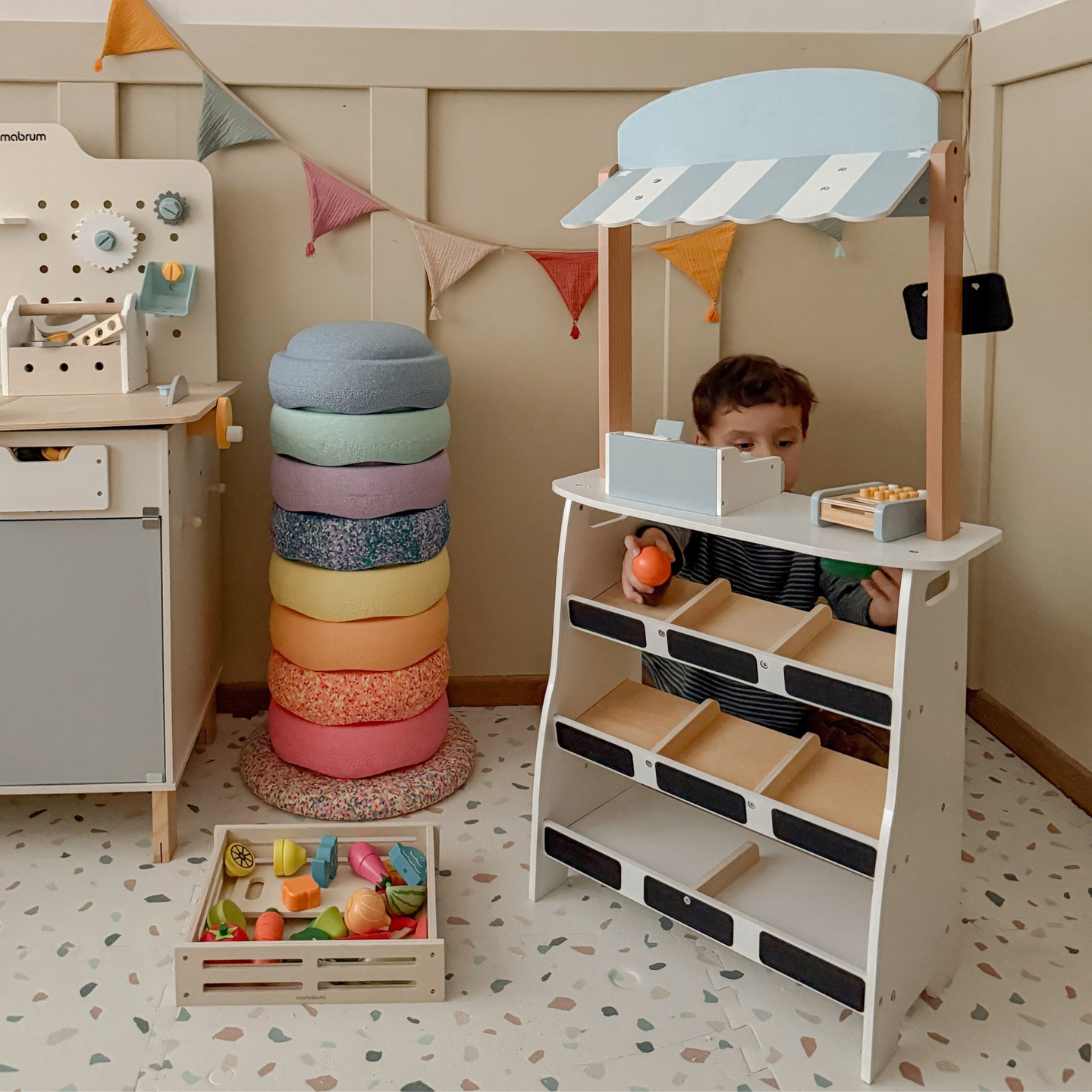 Κατάστημα λαχανικών - ξύλινος πάγκος με κιβώτια, ταμειακή μηχανή και τερματικό