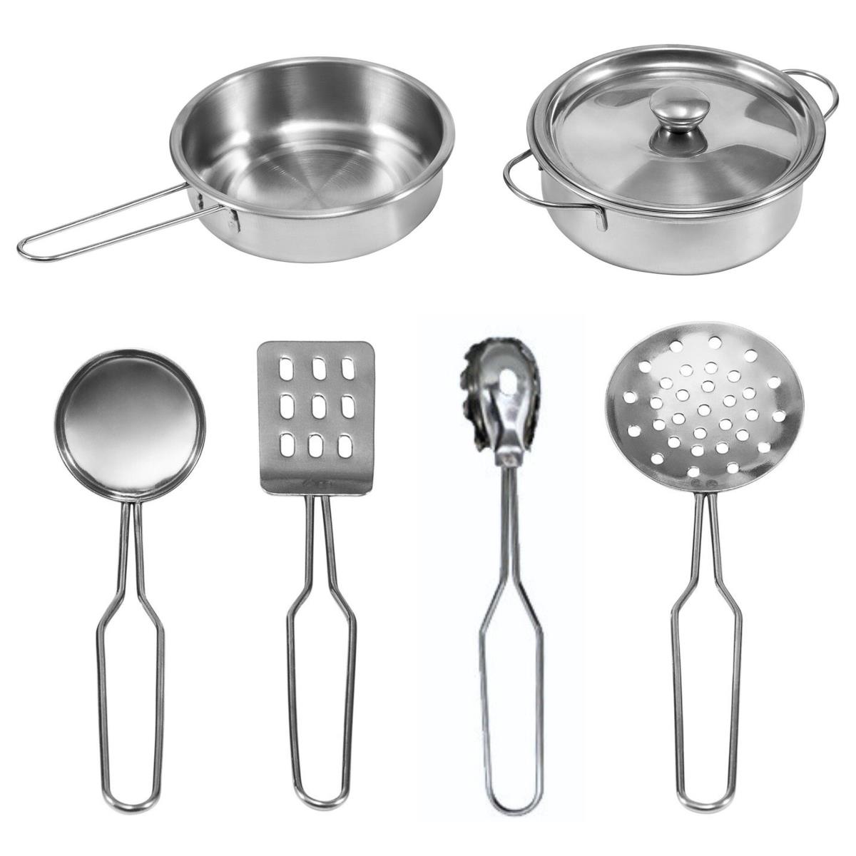 Ξύλινη λευκή κουζίνα με αξεσουάρ και ποδιά