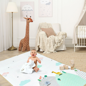 Στρώμα αφρού διπλής όψης - δάσος σε λόφο / ηλιόλουστη πόλη