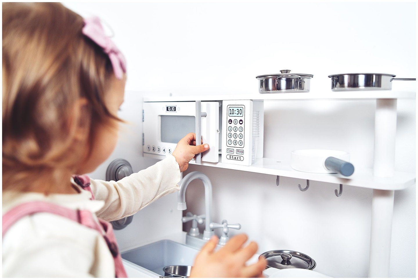 Μεγάλα ξύλινα λευκά αξεσουάρ κουζίνας και ποδιά