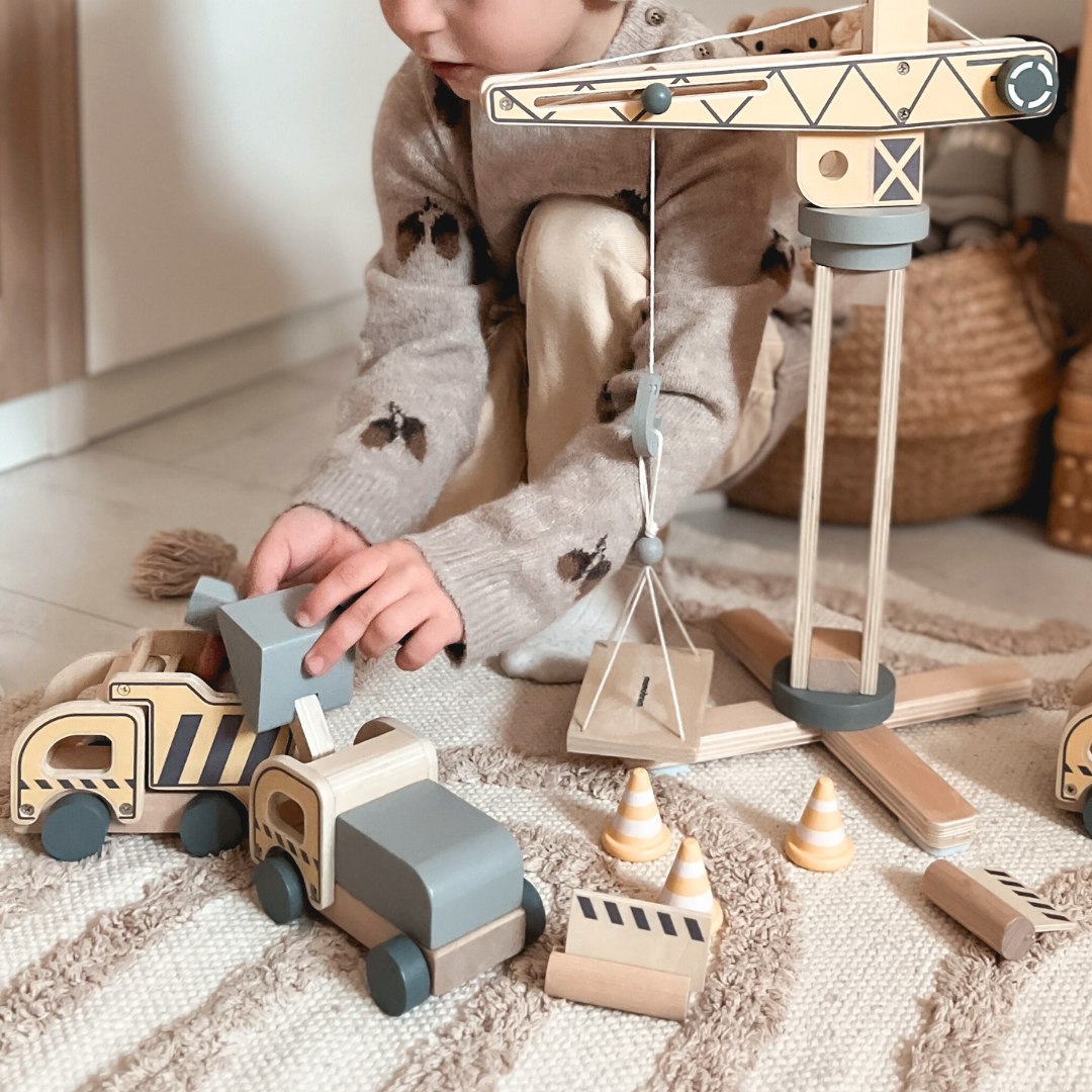 Ξύλινο εργοτάξιο με μεγάλο κινητό γερανό και οχήματα, γερανό πύργο