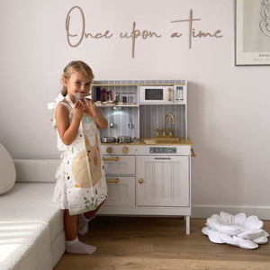 Ξύλινη λευκή κουζίνα με αξεσουάρ και ποδιά