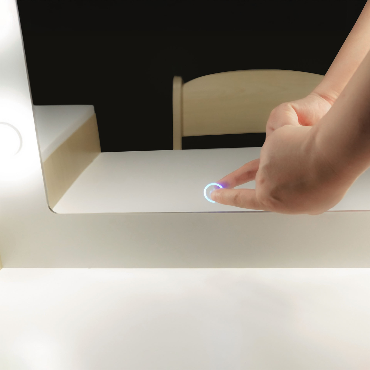 Ξύλινο παιδικό κομοδίνο με καρέκλα, αξεσουάρ και φωτισμό LED