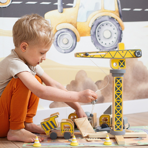 Ξύλινο εργοτάξιο με μεγάλο κινητό γερανό και οχήματα, γερανό πύργο