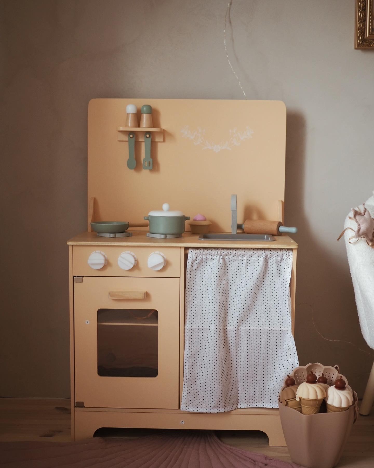 Ξύλινη κουζίνα με ποδιά, αξεσουάρ και φωτισμό LED