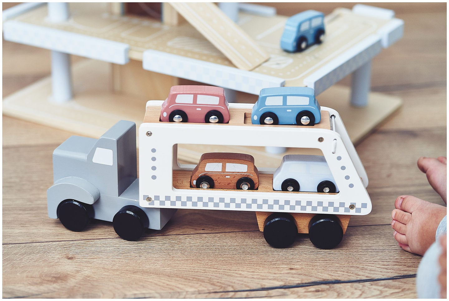 Ξύλινο φορτηγό-ρυμουλκούμενο με 4 αυτοκίνητα