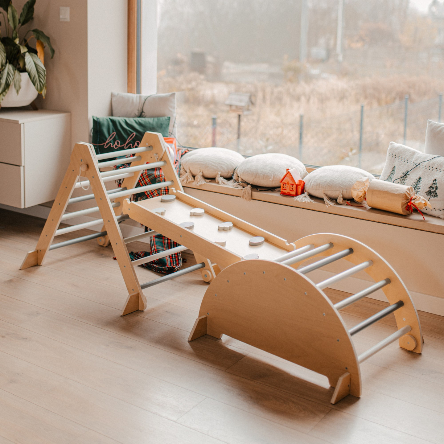 Ξύλινη εσωτερική παιδική χαρά για παιδιά - τοίχος αναρρίχησης, τσουλήθρα, αψίδα/ρηχή πλατφόρμα αναρρίχησης και τρίγωνο Pikler