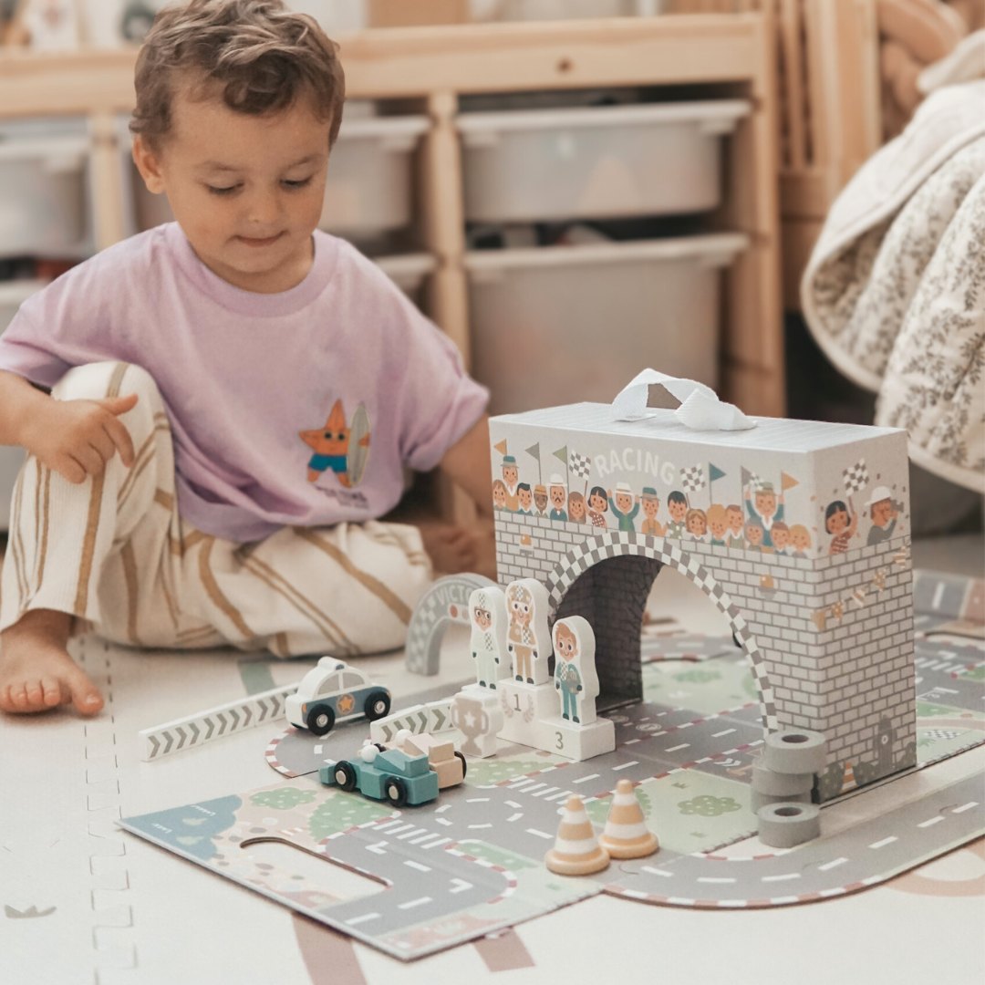 Μαγνητική βαλίτσα με πίστα αγώνων, ξύλινα οχήματα και αξεσουάρ δρόμου