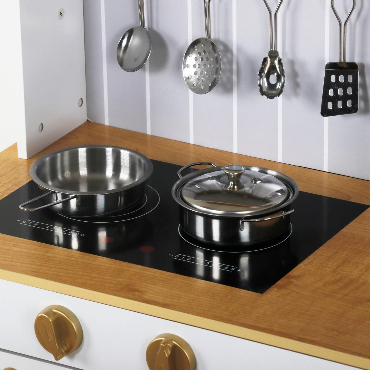 Ξύλινη λευκή κουζίνα με αξεσουάρ και ποδιά