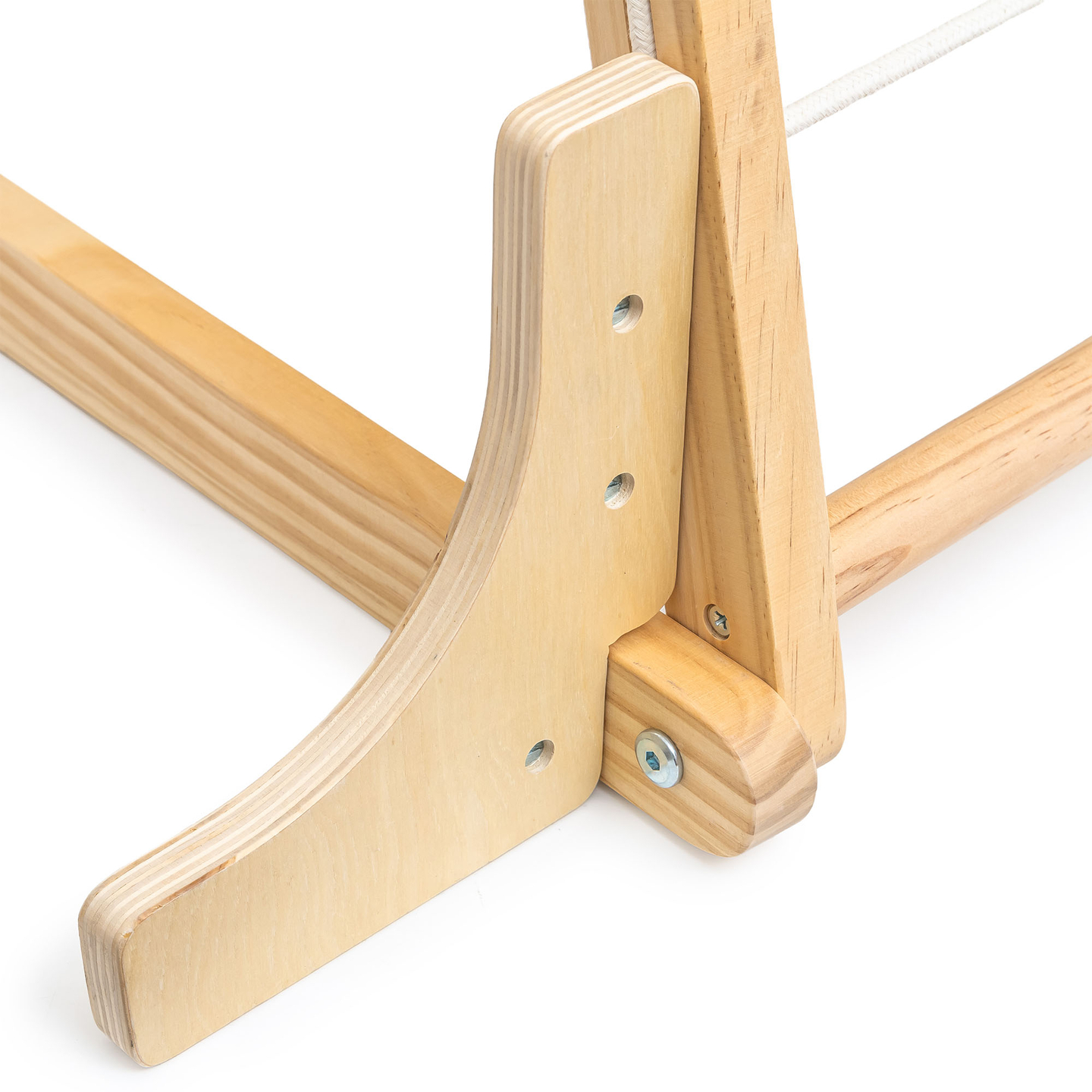 Ξύλινη εσωτερική παιδική χαρά με κούνια, γυμναστικούς κρίκους και δίχτυ αναρρίχησης