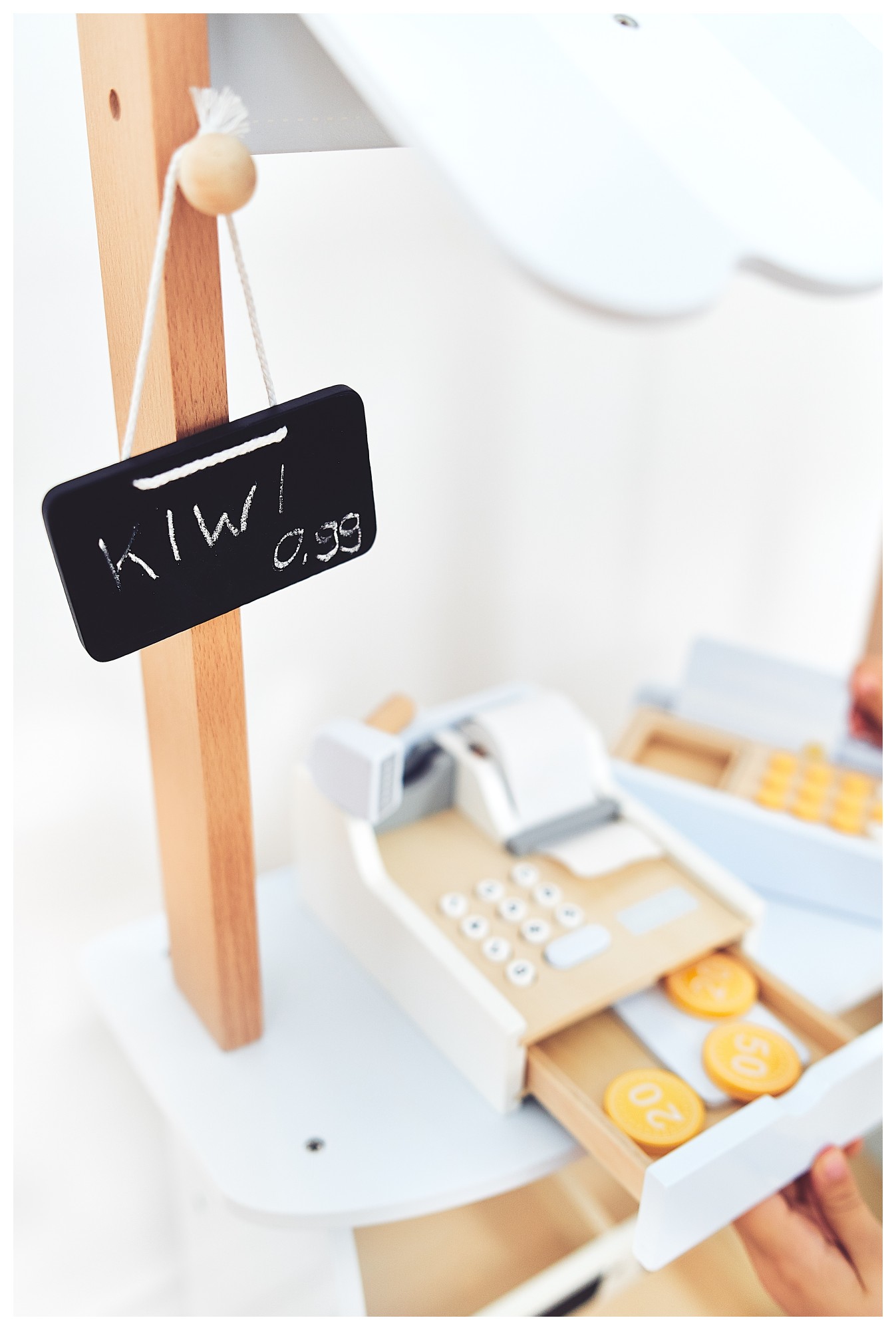 Κατάστημα λαχανικών - ξύλινος πάγκος με κιβώτια, ταμειακή μηχανή και τερματικό