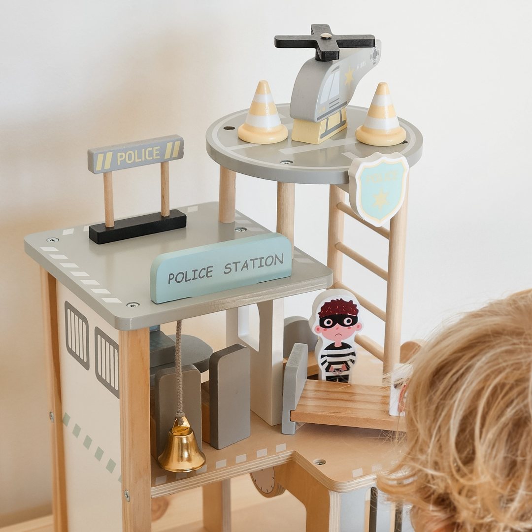 Ξύλινο αστυνομικό τμήμα με αξεσουάρ