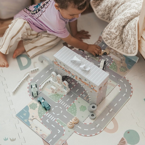 Μαγνητική βαλίτσα με πίστα αγώνων, ξύλινα οχήματα και αξεσουάρ δρόμου