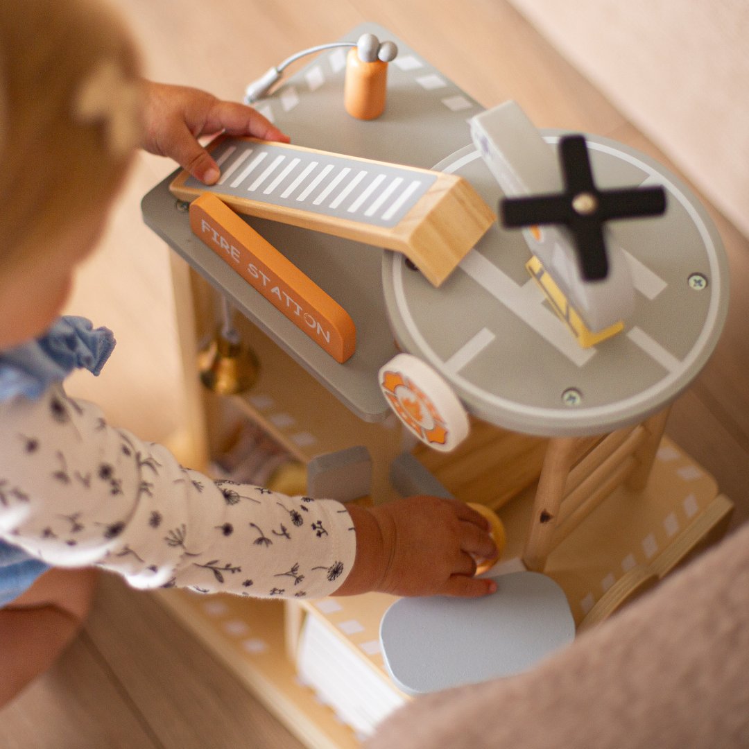 Ξύλινος πυροσβεστικός σταθμός με αξεσουάρ, πυροσβεστική υπηρεσία