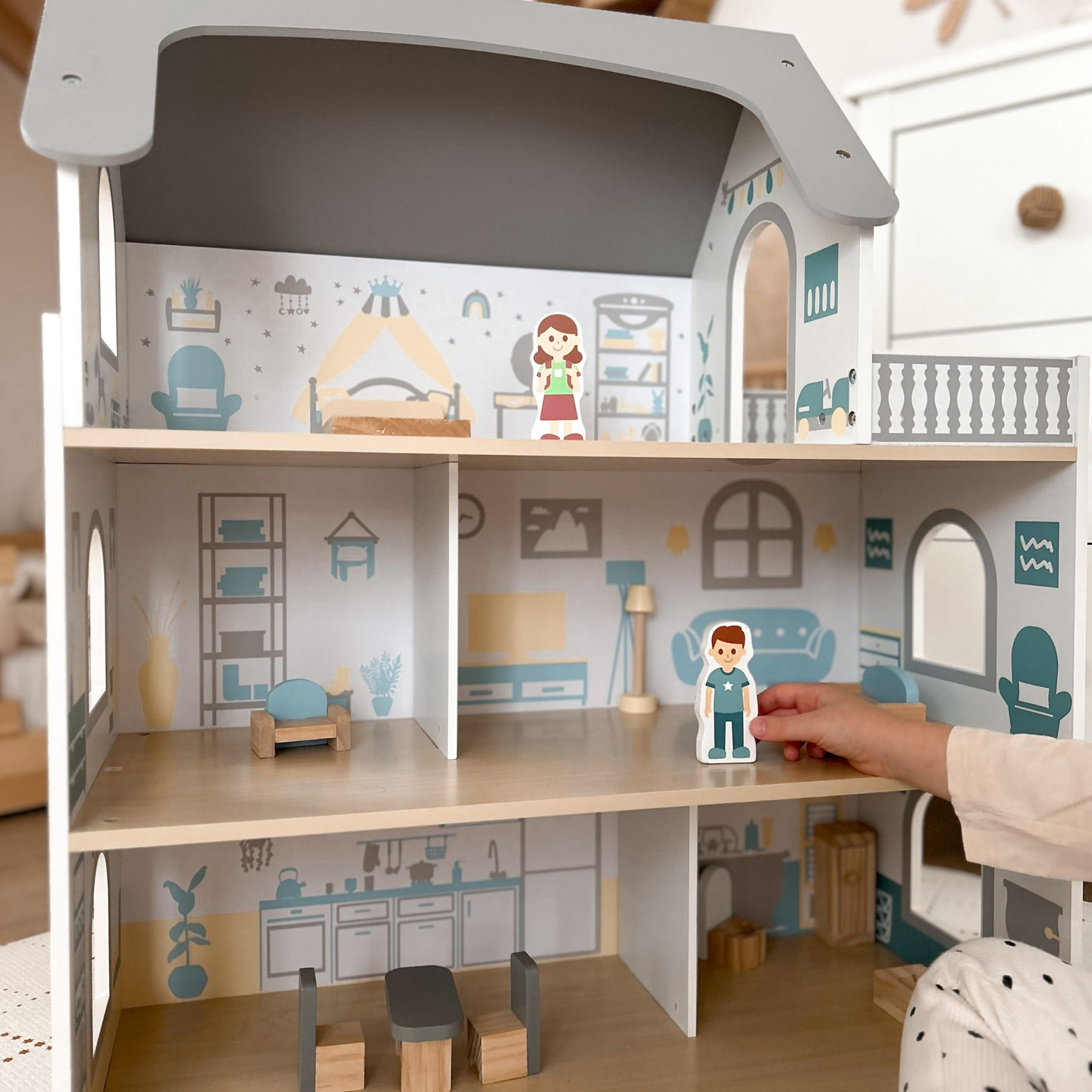 Λευκό ξύλινο κουκλόσπιτο με βεράντα και αξεσουάρ