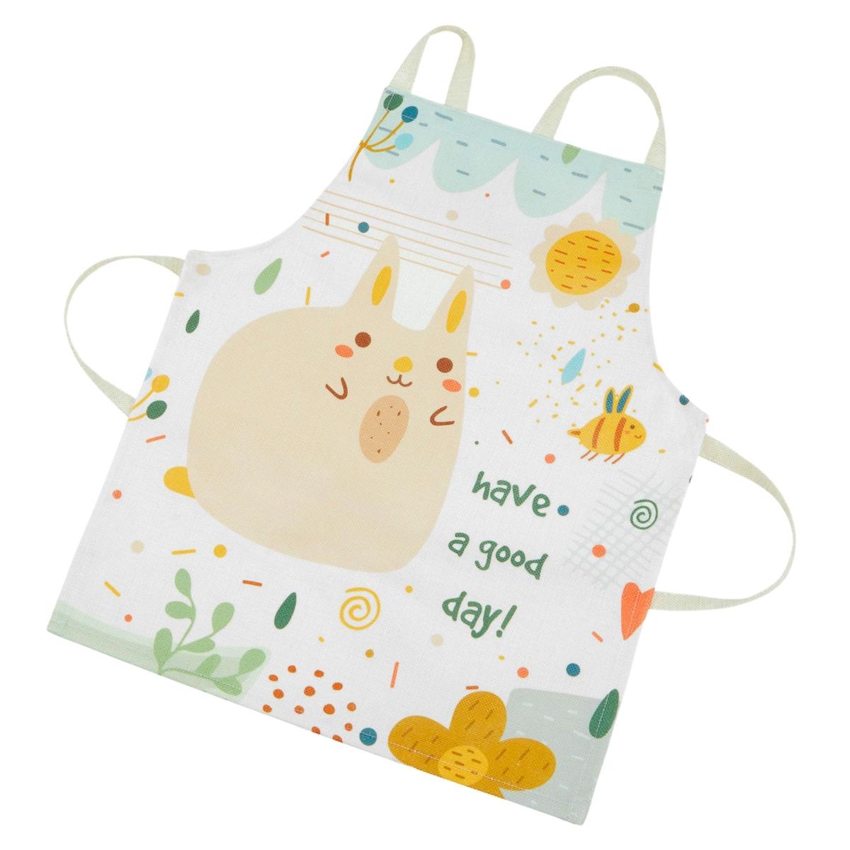 Ξύλινη λευκή κουζίνα με αξεσουάρ και ποδιά