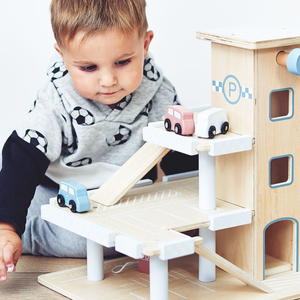 Ξύλινος τριώροφος χώρος στάθμευσης με ανελκυστήρα - γκαράζ με αυτοκίνητα και ελικόπτερο