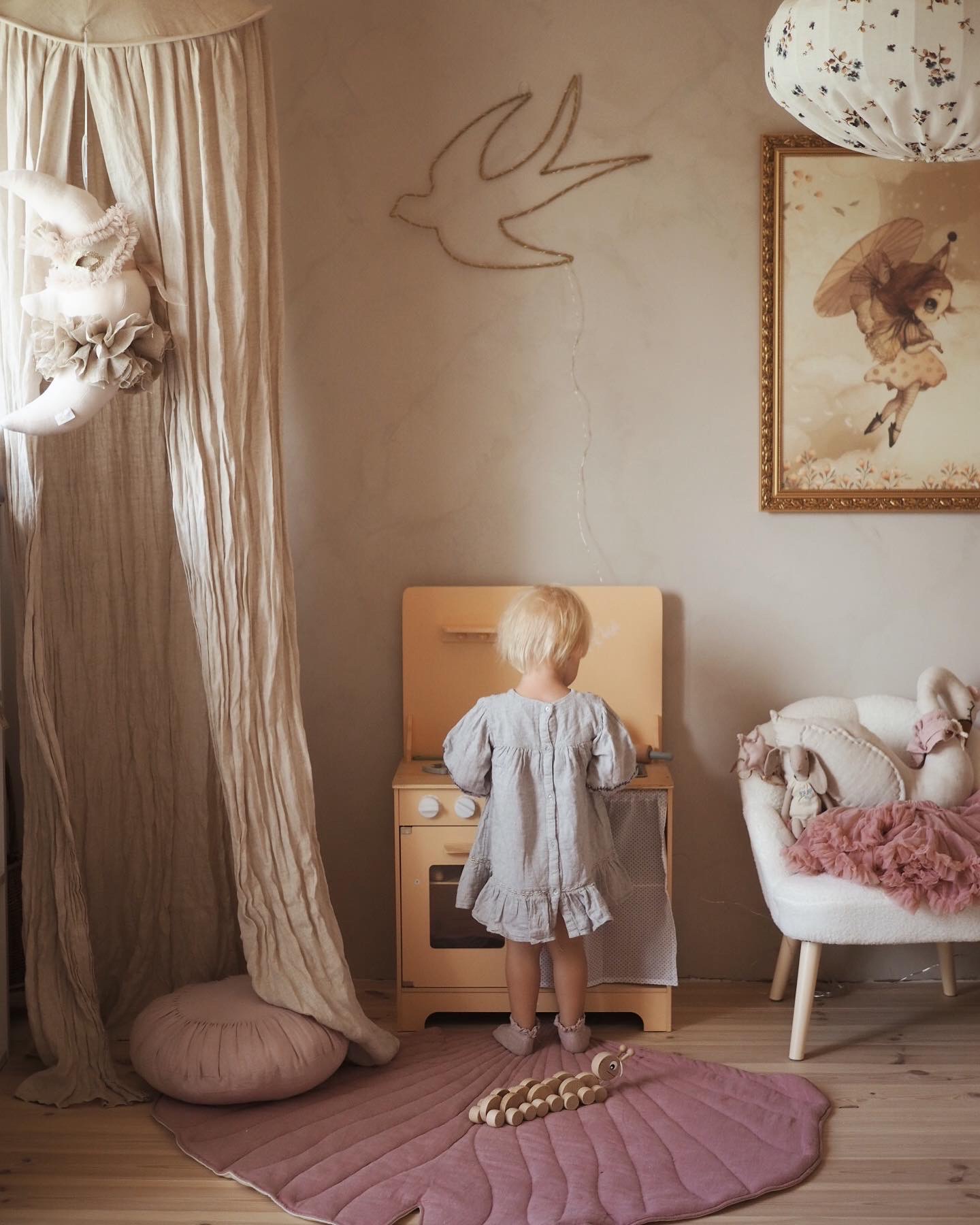 Ξύλινη κουζίνα με ποδιά, αξεσουάρ και φωτισμό LED