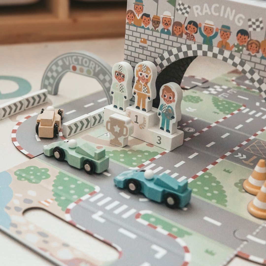 Μαγνητική βαλίτσα με πίστα αγώνων, ξύλινα οχήματα και αξεσουάρ δρόμου