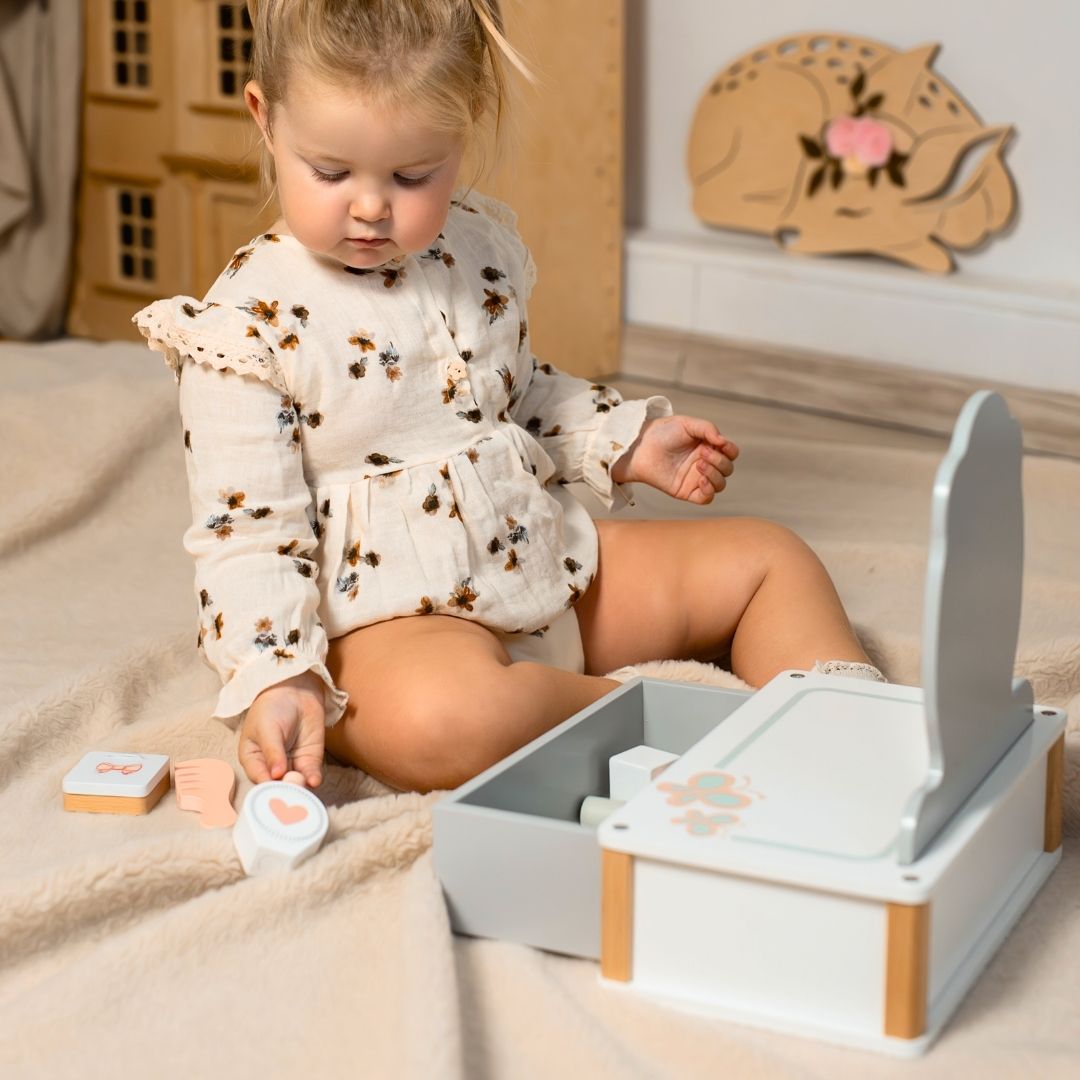 Ξύλινο παιδικό κομοδίνο με αξεσουάρ