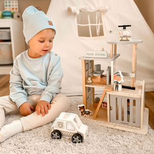 Ξύλινο αστυνομικό τμήμα με αξεσουάρ