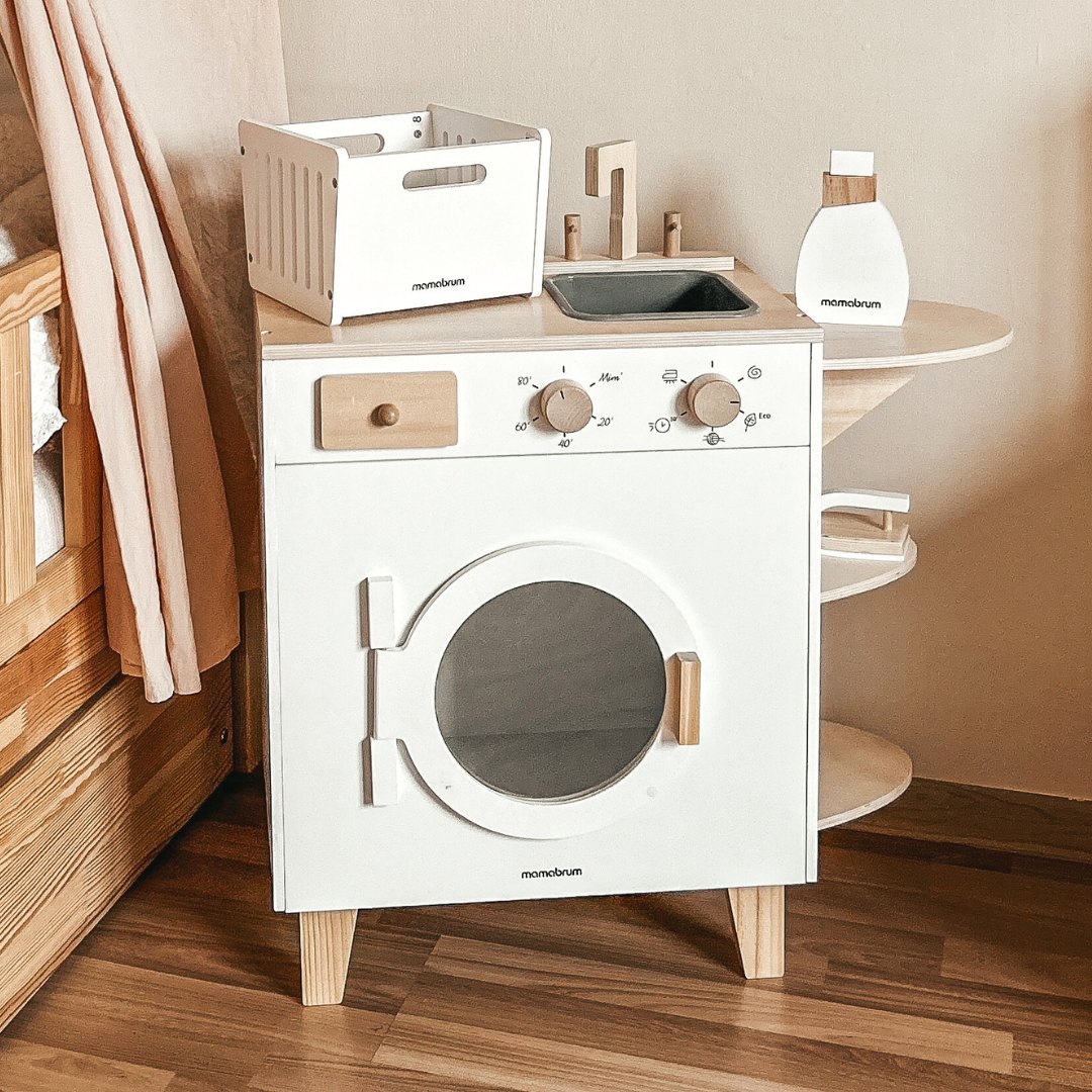 Ξύλινο πλυντήριο ρούχων με σίδερο, καλάθι και υγρό πλύσης