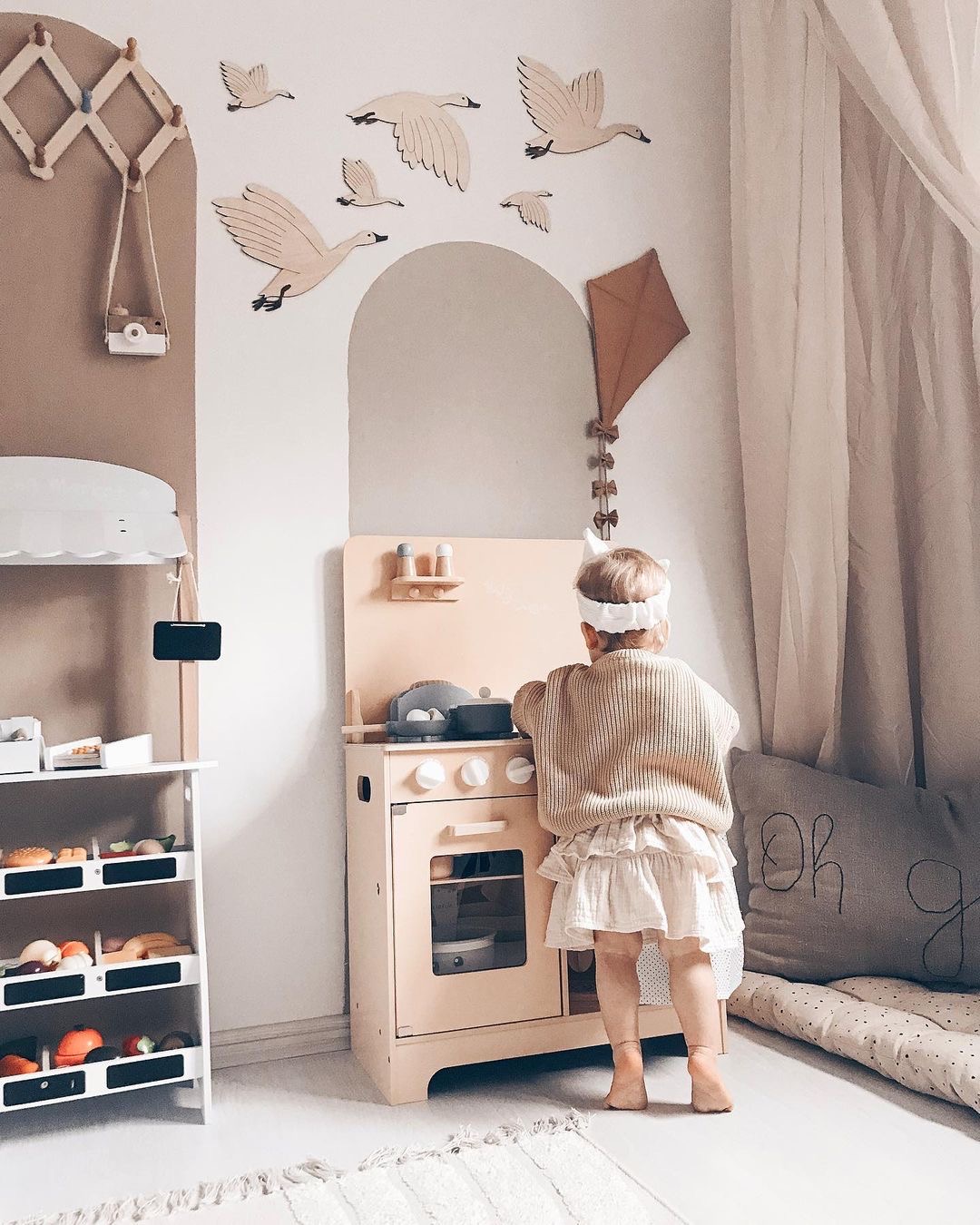 Ξύλινη κουζίνα με ποδιά, αξεσουάρ και φωτισμό LED