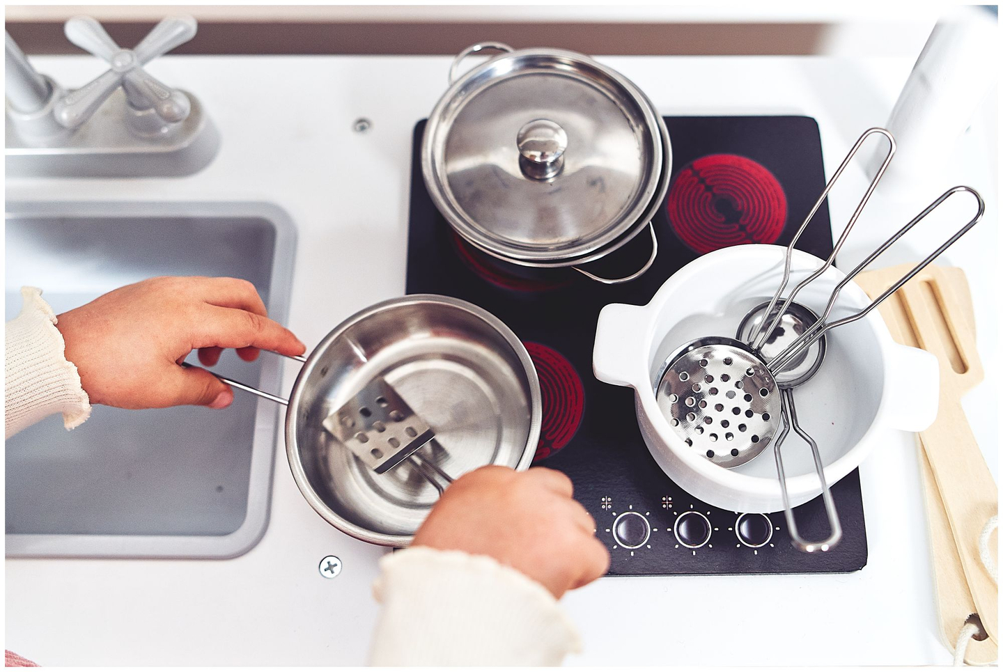 Μεγάλα ξύλινα λευκά αξεσουάρ κουζίνας και ποδιά