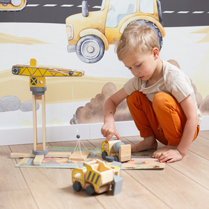 Ξύλινο εργοτάξιο με μεγάλο κινητό γερανό και οχήματα, γερανό πύργο