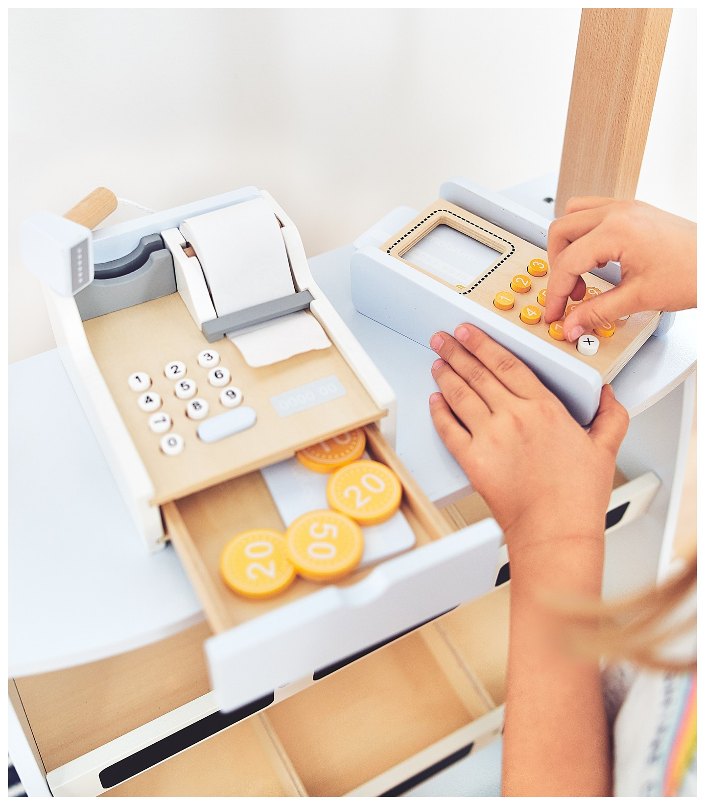 Κατάστημα λαχανικών - ξύλινος πάγκος με κιβώτια, ταμειακή μηχανή και τερματικό