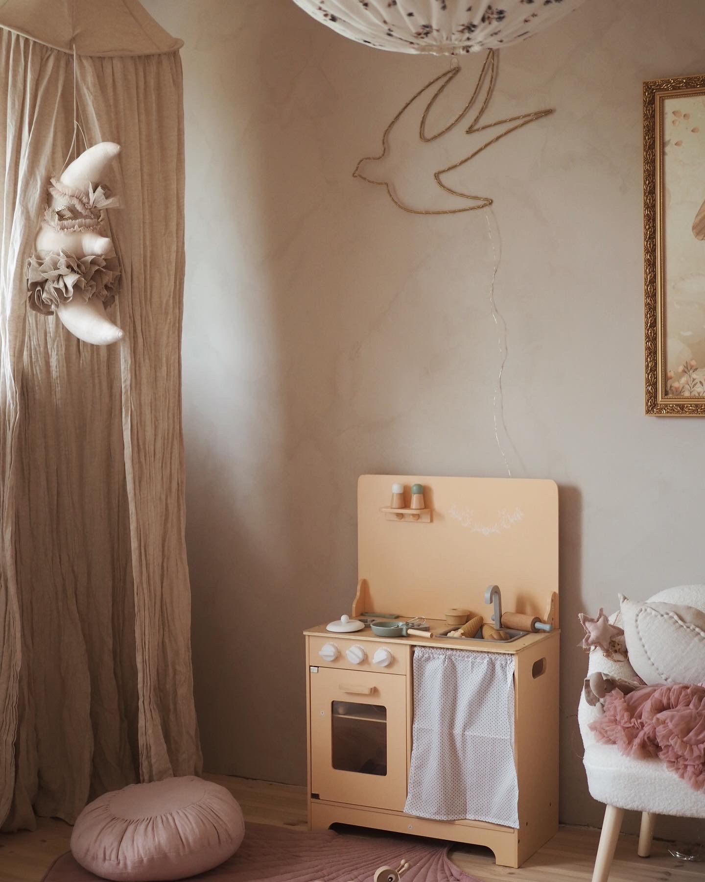 Ξύλινη κουζίνα με ποδιά, αξεσουάρ και φωτισμό LED