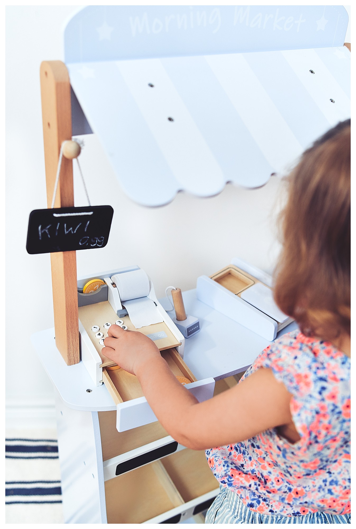 Κατάστημα λαχανικών - ξύλινος πάγκος με κιβώτια, ταμειακή μηχανή και τερματικό