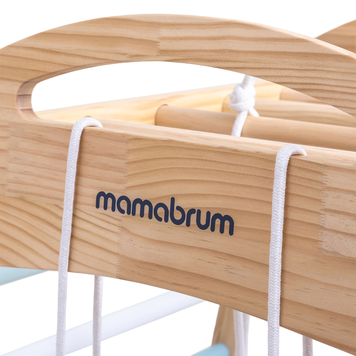 Ξύλινη εσωτερική παιδική χαρά με κούνια, γυμναστικούς κρίκους και δίχτυ αναρρίχησης