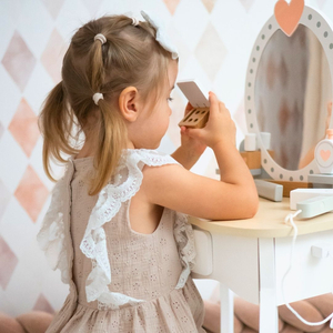 Ξύλινο κομοδίνο με σκαμπό και αξεσουάρ